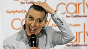 Carly Fiorina 在競選活動中說話，表情豐富，手放在頭上。