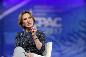 女性在CPAC 2017活動舞台上穿著正式服裝發言。