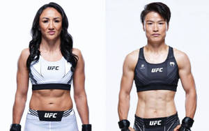 兩名身穿運動裝備的女性UFC拳手在攝影棚內嚴肅地擺姿勢。 — 中文 壁紙