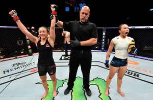 UFC裁判宣布女拳手為勝者，對手震驚反應。 — 冠軍 壁紙