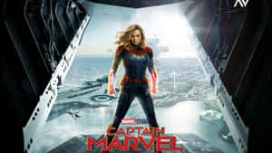 Captain Marvel 穿著戰衣站在城市上方的駕駛艙中