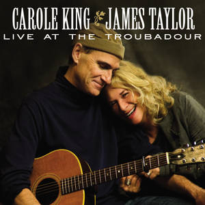 Carole King 和 James Taylor 近距離微笑著彈奏木結他。 — 音樂 GIF 壁紙