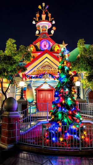 Toontown市政廳在夜晚以發光的聖誕樹和節日燈飾裝飾。
