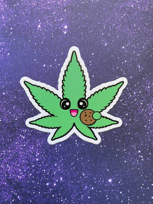 微笑的卡通大麻葉在閃亮的紫色背景上拿著一塊巧克力曲奇。