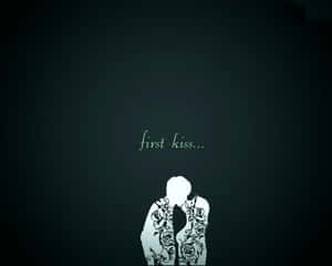 兩個剪影人物擁抱，帶有花卉紋身，背景係深藍綠色，發光文字 first kiss...