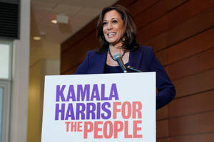 Kamala Harris 在競選活動中發言，標語寫著「Kamala Harris for the People」。