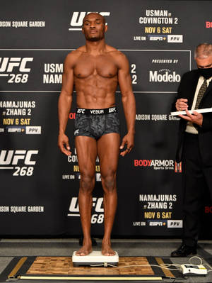 UFC拳手在稱重活動中站在體重磅上