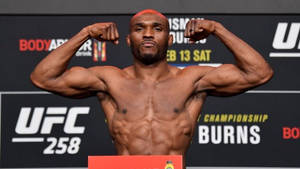 UFC拳手在稱重活動中屈起手臂