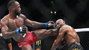 八角籠中的兩名MMA拳手，一人使出高踢，另一人承受衝擊。