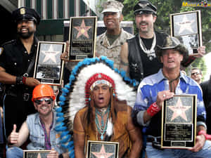Village People 身穿服裝手持荷里活星光大道星形牌匾。 — 音樂 GIF 壁紙