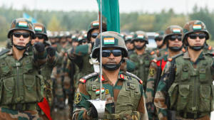 身穿制服和太陽眼鏡的印度士兵在軍事閱兵中列隊。 — 軍事動圖 壁紙