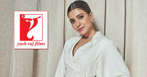 身穿白色西裝外套的女性在Yash Raj Films標誌旁擺姿勢。