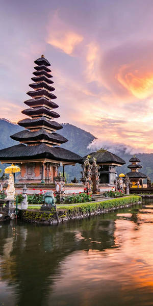 峇里島寺廟日落時分，水面倒影，山巒背景