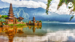 峇里島寺廟位於湖上，以山巒為背景