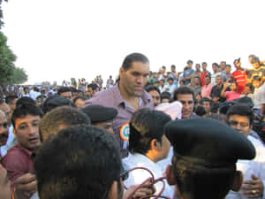 穿著條紋襯衫的高個子男人被人群和警察包圍