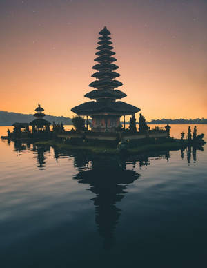 寺廟在水面上，在星空暮色下倒映