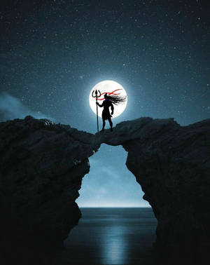 戰士剪影在岩石拱門上，滿月下俯瞰夜間海洋。