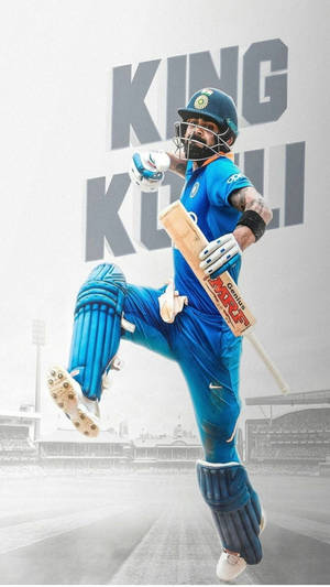 板球運動員 Virat Kohli 身穿藍色制服揮動球棒，身後有 'King Kohli' 文字。