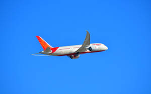 印度航空飛機在清澈藍天中飛行