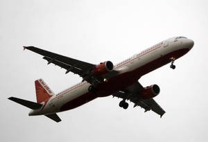 印度航空客機在陰天下放下起落架上升