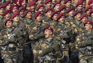 身穿制服的印度陸軍士兵在儀式中列隊吶喊。