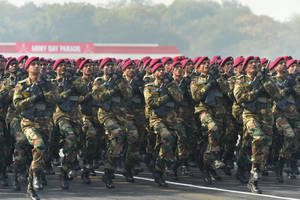 身穿制服的士兵在軍事閱兵中以隊列行進。