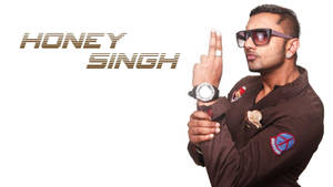 Honey Singh 戴著太陽眼鏡和棕色外套，做著手勢。