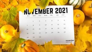 2021年11月的日曆被南瓜和秋葉環繞。