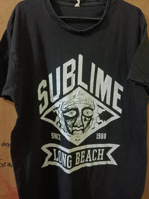 黑色T恤，帶有白色骷髏頭圖案和文字Sublime since 1988 Long Beach。