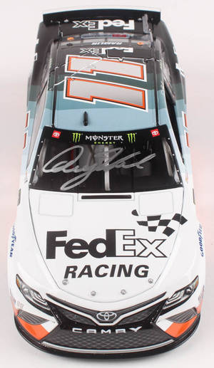 FedEx Racing Toyota Camry賽車，帶有11號和車手簽名。
