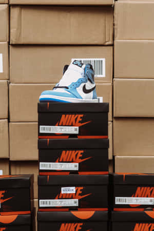 一隻藍白色Nike Air Jordan波鞋放在疊起的Nike鞋盒上。