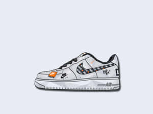 帶有橙色和黑色品牌細節的白色Nike Air Force 1運動鞋。