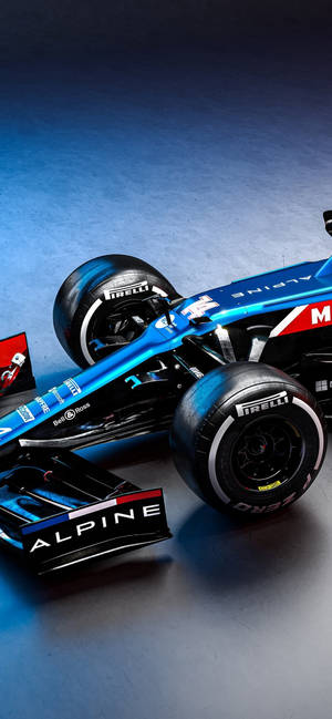 藍色 Alpine F1 賽車配備 Pirelli 輪胎，在攝影棚燈光下