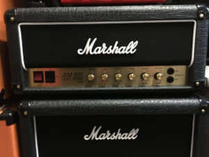 兩個疊放的黑色 Marshall 結他擴音器，帶有金色旋鈕和白色標誌。