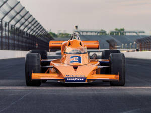 復古橙色McLaren賽車在賽道上，編號3。 — 4K 法拉利 壁紙