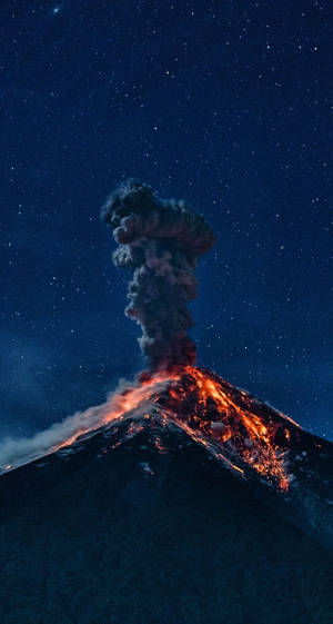 火山在夜間爆發，發出熾熱的熔岩和火山灰，映襯著星空。