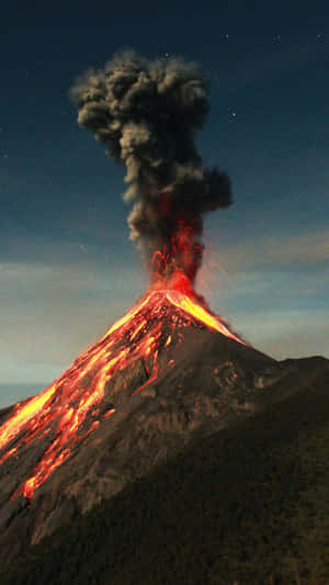 火山在星空夜空下爆發，噴出熔岩和火山灰