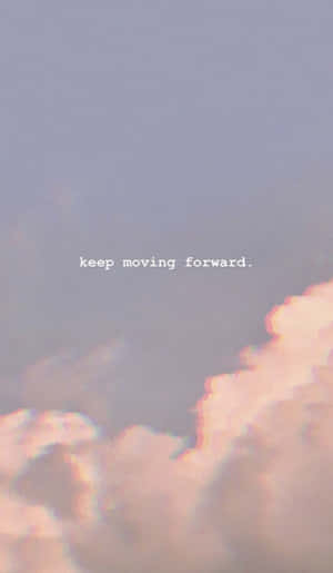 帶有粉紅色雲朵和勵志文字 keep moving forward 的粉彩天空。 — Tecno Megapad 壁紙