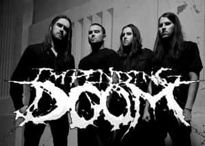 四個男人在樂隊照片中，帶有塗鴉風格文字「DOOM」。