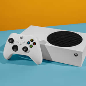 白色Xbox主機和手掣在藍色表面上，橙色背景。