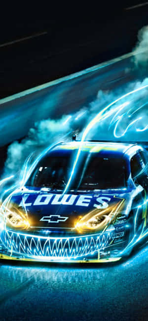 藍色Lowe's NASCAR賽車在夜間高速行駛，帶有電光和煙霧。