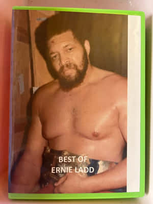 摔角手 Ernie Ladd 手持冠軍腰帶的肖像。
