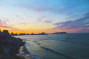 海洋上的夕陽，城市天際線和海灘 — 牙買加海灘 壁紙