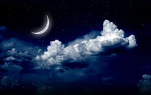 新月和星星在黑暗夜空中的蓬鬆雲層之上。 — 月色夜空 壁紙