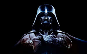黑武士身穿黑色盔甲，眼睛在黑暗背景中發光。