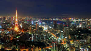 夜晚的東京城市景觀，燈火通明的建築物和東京塔。