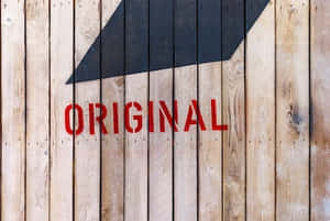 木牆上紅色「ORIGINAL」文字同黑色箭頭 — 木紋 壁紙