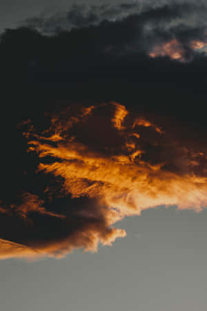 火熱的橙色雲彩在黑暗的天空中發光。 — 雲 壁紙