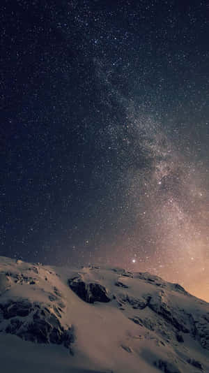 喺銀河可見嘅充滿活力嘅星空下，白雪覆蓋嘅山頂。 — 夜空 壁紙