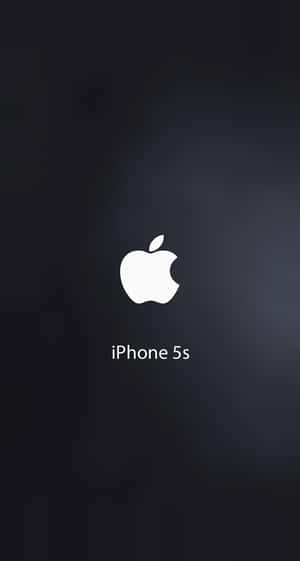白色Apple標誌和iPhone 5s文字在深色漸變背景上。 — 簡約風格 壁紙